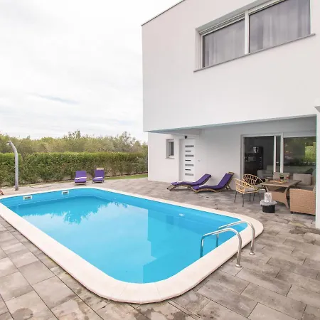 Loreta By Interhome